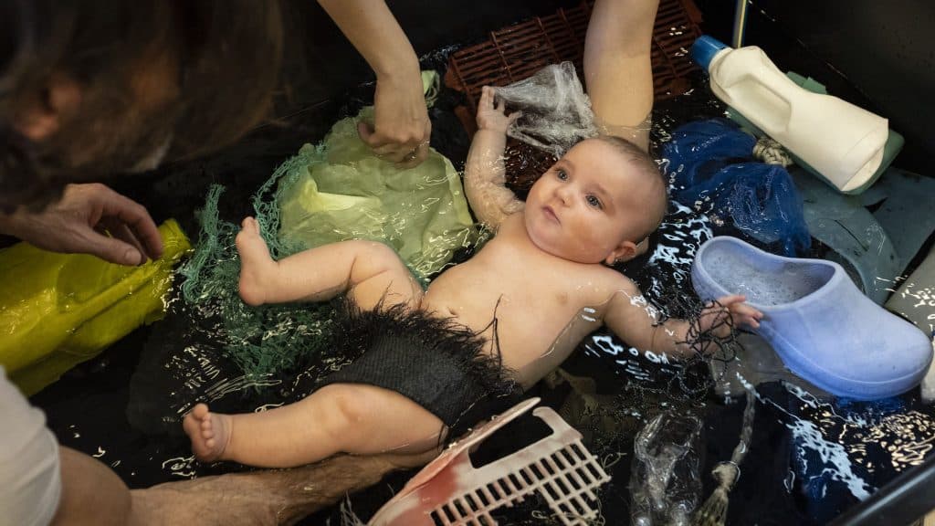 Las fotografías se tomaron con niños dentro de unas tinas llenas de agua.