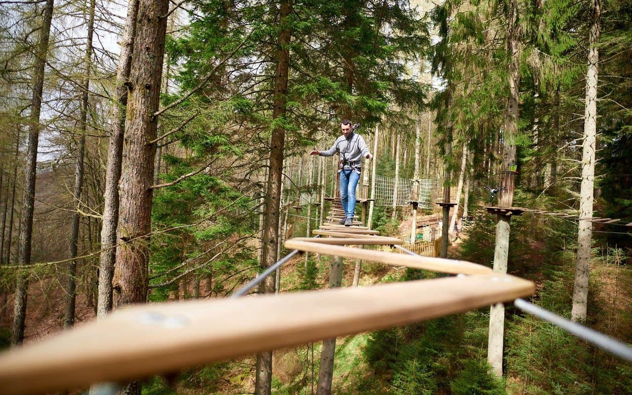 <b><a href="https://www.goape.com/">Go Ape Zipline & Adventure Park</a></b>. Go Ape es una experiencia de aventura al aire libre en Pittsburgh, Pensilvania. Los visitantes se enfrentan a obstáculos colgantes, exploran los árboles desde una nueva perspectiva y vuelan en múltiples Zip Lines desde alturas emocionantes.
<br>
<br>
<b><a href="https://goo.gl/maps/5HEt2p1jBvzHAoUs9">Cómo llegar</a> </b>