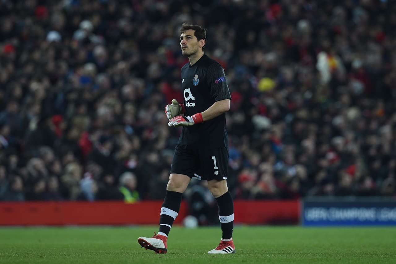 Por momentos, el arquero español Iker Casillas mostró su buen trabajo incluso parte de tribuna presente lo aplaudió como reconocimiento a su carrera.