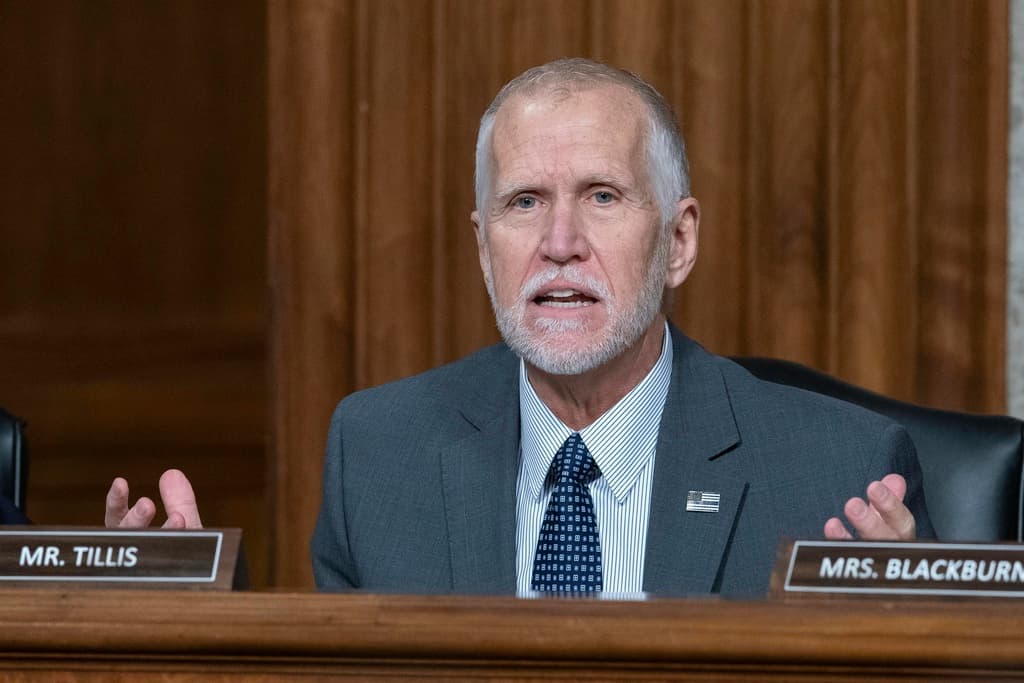 El senador Thom Tillis durante una audiencia en el Senado.