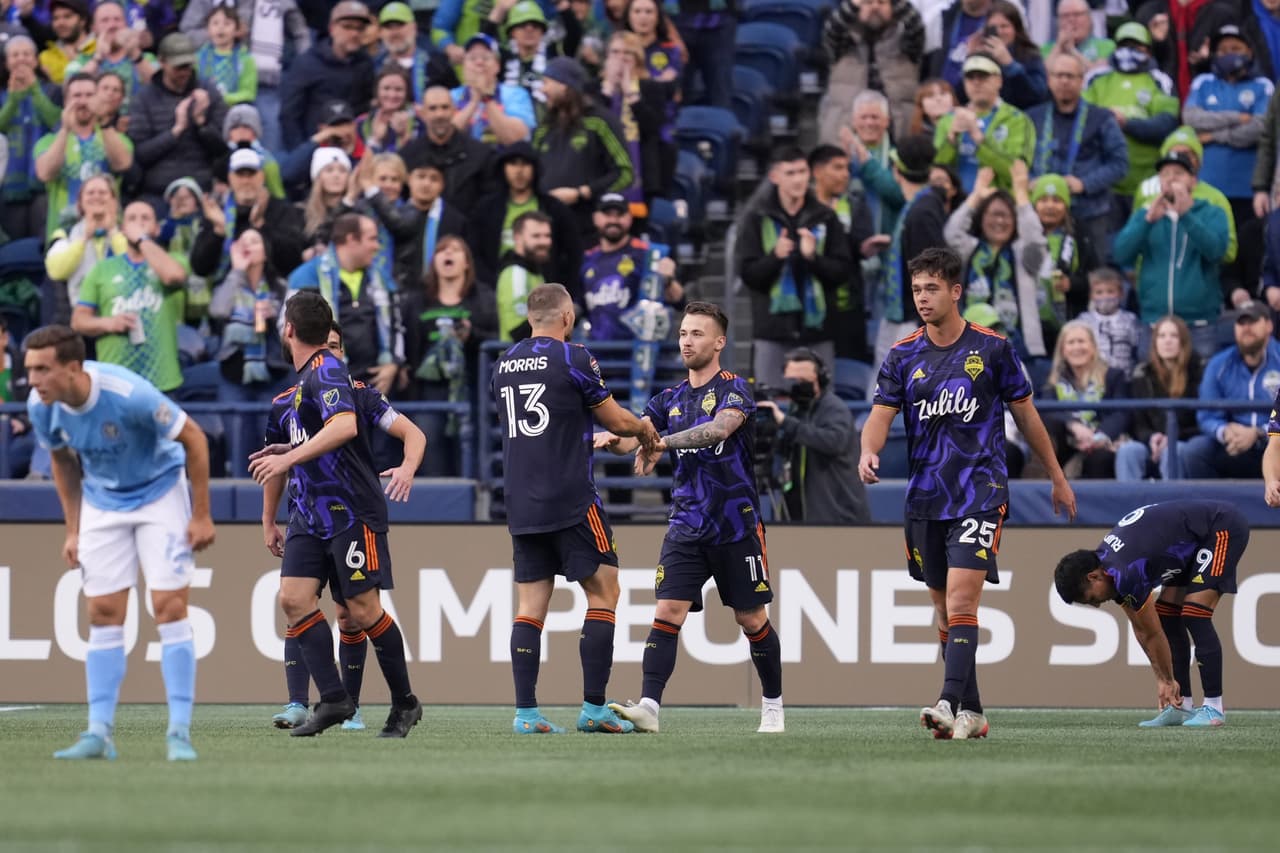 El dominio de Seattle se vio reflejado en el marcador a los 16 minutos, cuando los que saben se juntaron en el área para armar una increíble triangulación que Albert Rusnak concretó con un disparo cruzado para el 1-0.