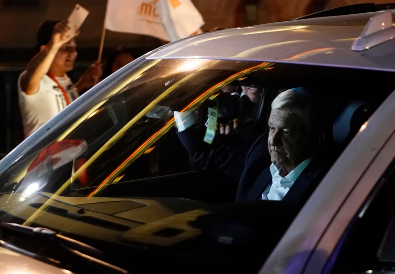El presidente electo se trasladó desde el hotel donde dio el primer discurso hacia el Zócalo en un auto diferente al que estuvo durante el día.