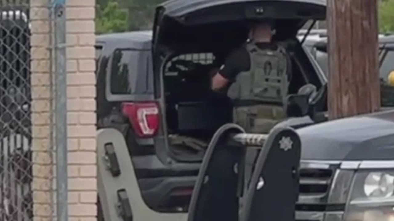 Sospechoso resulta herido por la policía tras atrincherarse en su vehículo