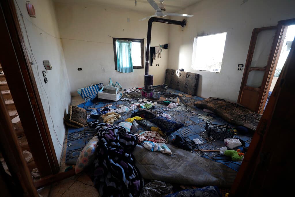 En redes sociales se publicaron mensajes en los que algunas personas describían cómo los helicópteros disparaban alrededor del edificio. Los datos de rastreo de vuelo sugirieron también que múltiples drones rodearon la ciudad de Sarmada y la localidad de Salwah, justo al norte del lugar de la incursión.