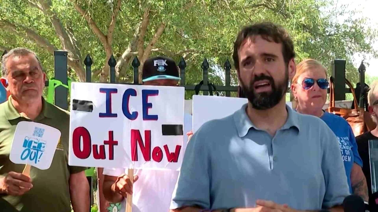 Organizaciones defensoras de migrantes protestan en la sede de ICE en Miramar