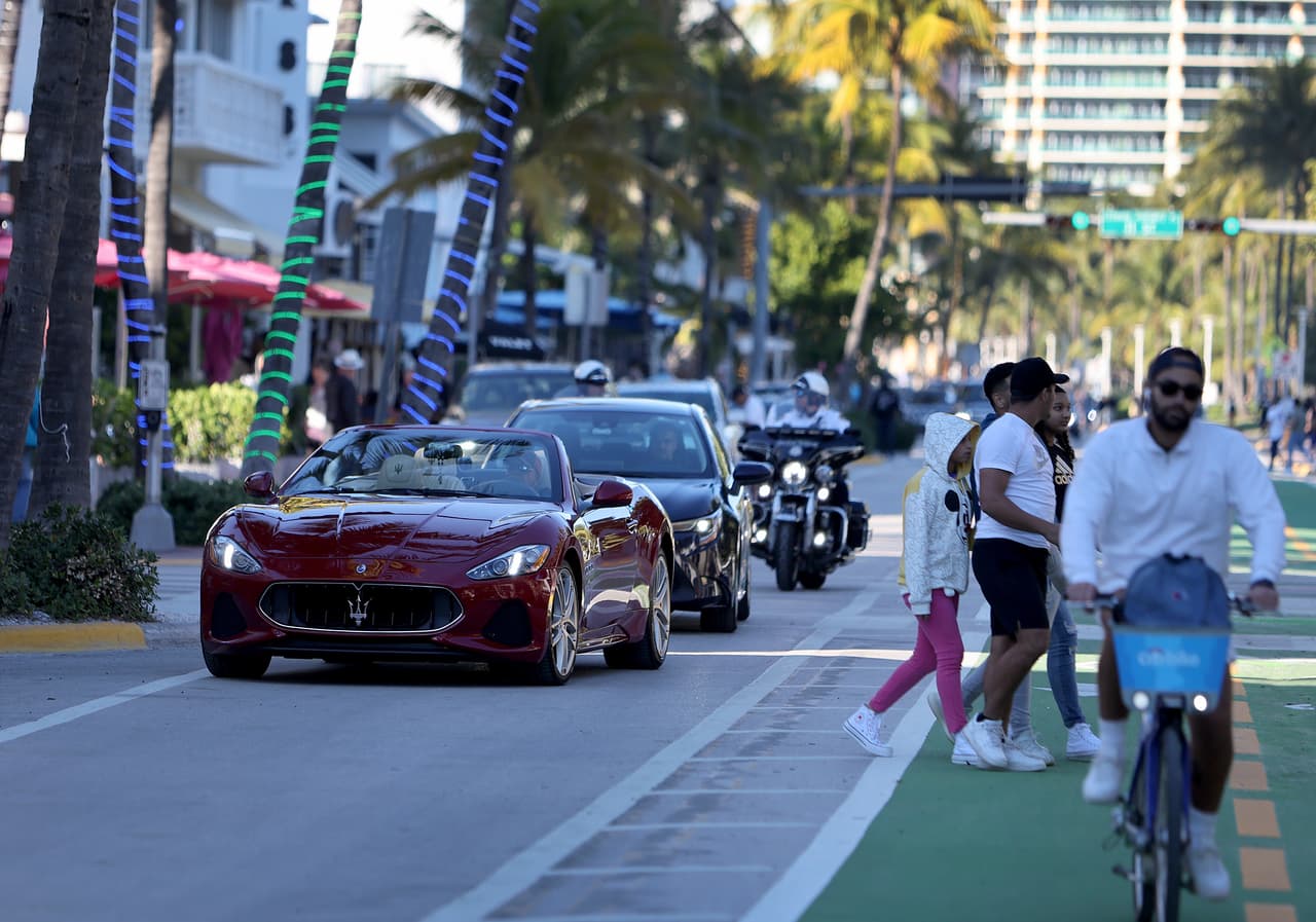 La ciudad de Miami Beach decidió que no ampliará para el último fin de semana de spring break el estado de emergencia y el toque de queda, en la zona de entretenimiento de South Beach.
<br>