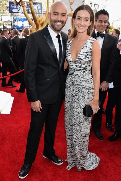 Los trajes que lucieron las damas en los Premios Emy demuestran que el arte de llamar la atención estaba concentrado en llevar y lucir cada pieza, regia, con detalles inesperados, como un toque de color o simplicidad de líneas. Telas suaves o flotantes, colores sosegados o llamativos, diseños sobrios o atrevidos. Míralos todos y ¡copia lo que más te guste!, ahora llega la temporada de fiestas y tú puedes lucir como las estrellas.