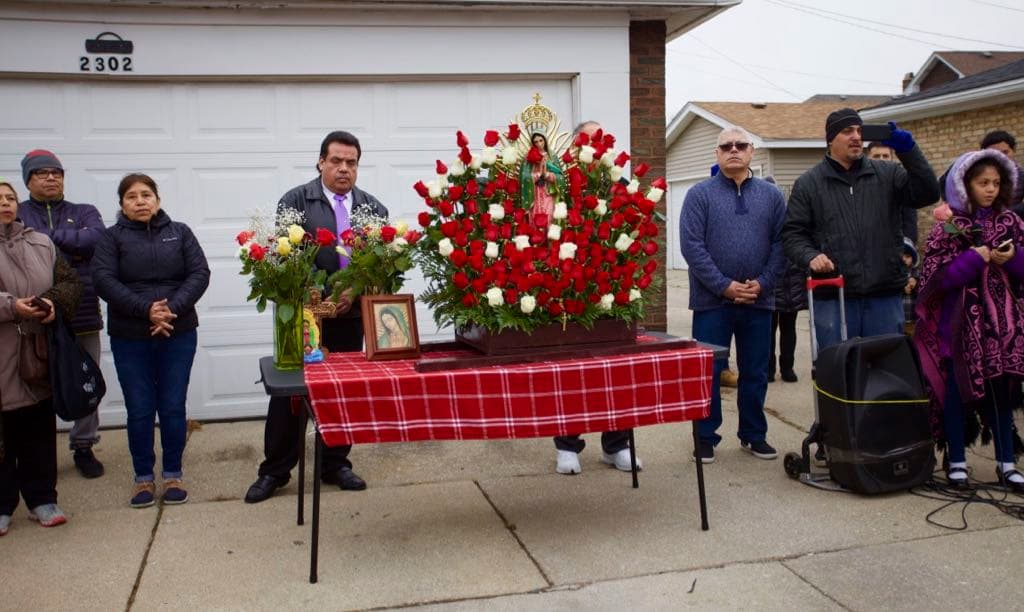 Las festividades no conclyeron sin antes recibir la bendicion del padre.