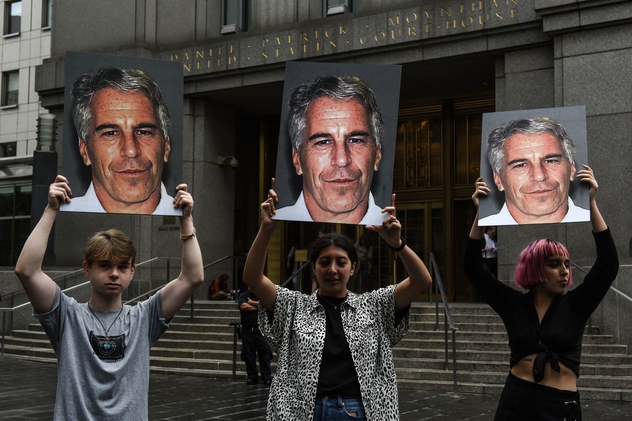 "Sigo lamentando inequívocamente mi asociación mal juzgada con Jeffrey Epstein. Su suicidio ha dejado muchas preguntas sin respuesta, particularmente para sus víctimas, y simpatizo profundamente con todos los que se han visto afectados y quieren de alguna manera cerrar esto. Solo puedo esperar que, con el tiempo, puedan reconstruir sus vidas".