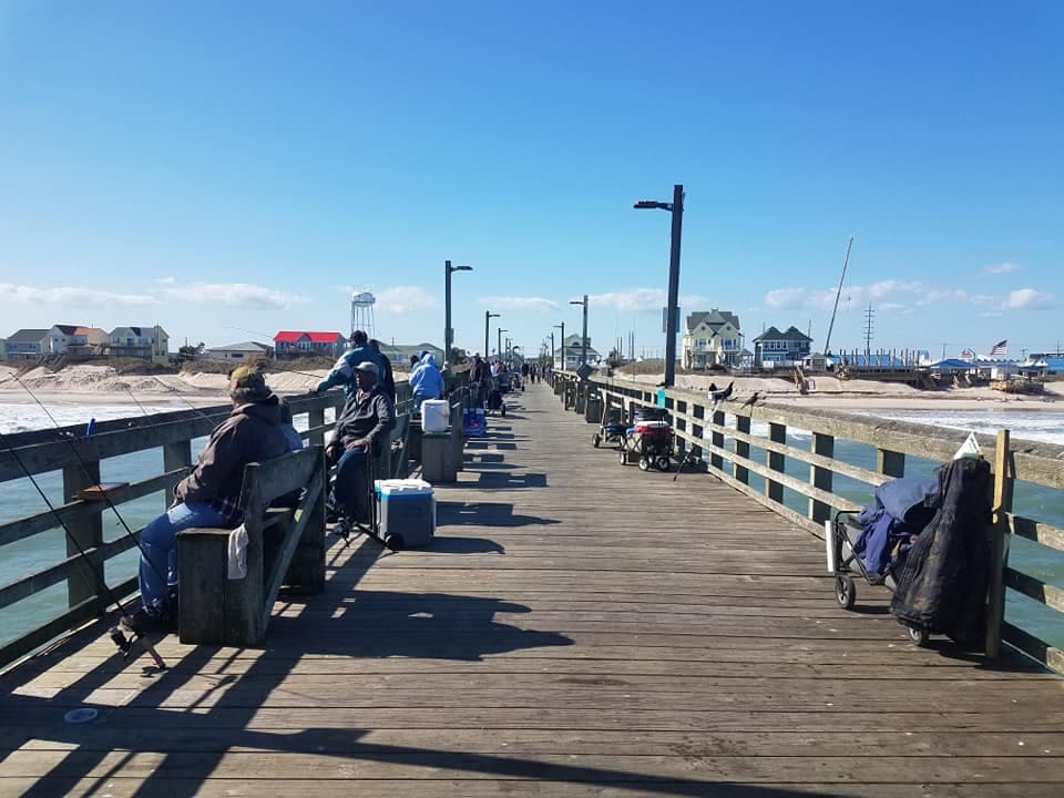 <b>Topsail Beach, Surf City and North Topsail Beach</b>
<br>Sitio web: 
<a href="https://topsailbeachnc.gov/">https://topsailbeachnc.gov/</a> 
<br>
<b><a href="https://goo.gl/maps/Anduc3yzAGPrn3wa7?coh=178573&entry=tt">Cómo llegar</a> </b>
<br>
<br>Aproximadamente a una hora de Carolina Beach se encuentra otro gran lugar de pesca de Carolina del Norte: Topsail Beach. Debido al acceso tanto a las cálidas aguas de la Corriente del Golfo como a las frescas aguas costeras, esta área es otra oportunidad ideal para pescar una gran variedad de peces.