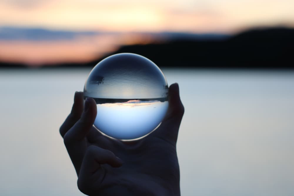 Se trata de la Luna que rige a Cáncer y en tránsito por Piscis, también de ese elemento y en medio del ciclo de cumpleaños, todo un caudal de energía síquica.
<br>