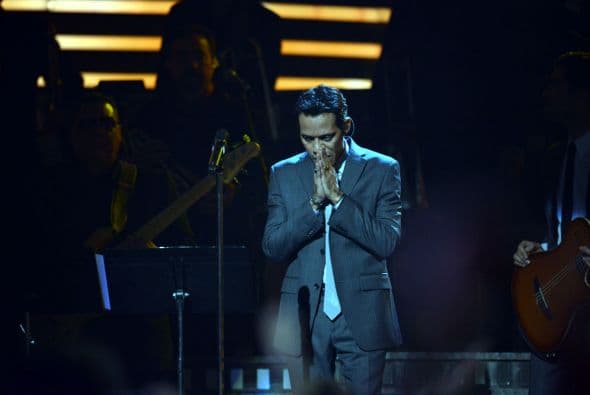 Cuando terminó de cantar, se quedó callado escuchando todos los aplausos de la gente ben el American Airlines.