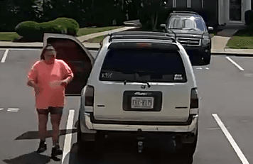 Si usted puede identificar a la persona o el vehículo repórtelo al 911 o al Departamento de Policía de Raleigh al 919-831-6311 o 919-996-3335