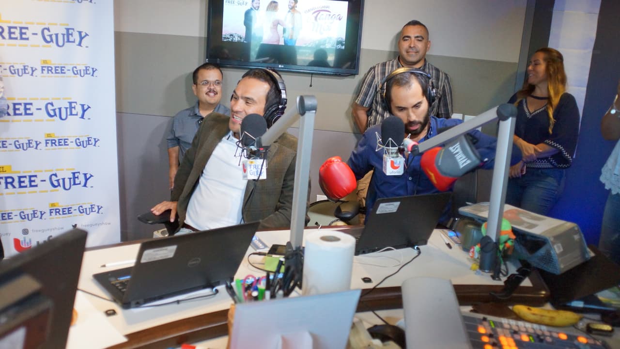 Juan Manuel Márquez llegó al Free-guey show con guante en mano.