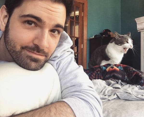 Los eventos extraños continuaron: ahora sus gatos iniciaban su rutina cada vez más temprano y no a la medianoche, como al principio. Además, Adam comenzó a recibir llamadas de un número secreto.