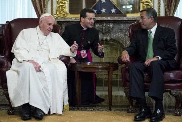 El presidente de la Cámara, John Boehner, habla con Francisco en el edificio del Capitolio antes del discurso del pontífice.