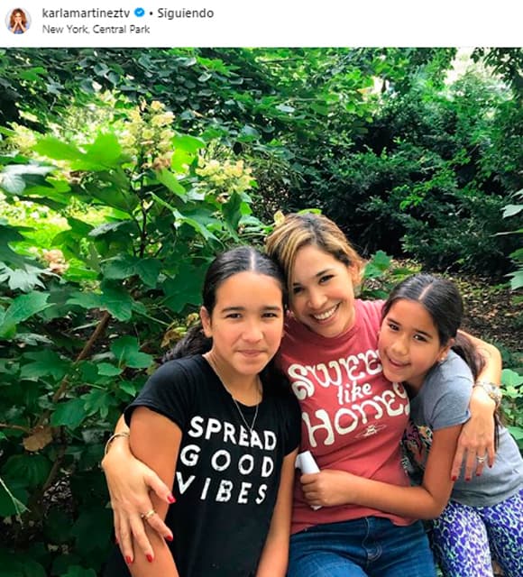 Michaella y Antonella, hijas de Karla Martínez están entrando a la adolescencia pero para Karla Martínez siguen siendo sus niñas.