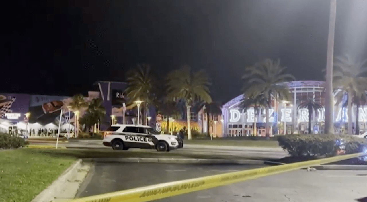 Disparan contra multitud de niños en centro de atracciones de Orlando: muere adolescente de 14 años y otros dos resultan heridos