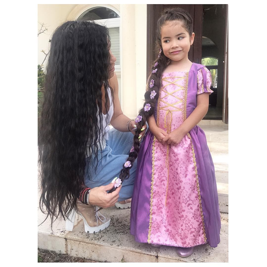 La cabellera larga es la principal característica con la que distinguimos a la doncella atrapada en la torre, por lo que Giulietta llevó en su cumpleaños una melena extra grande que fue trenzada y adornada con flores por la estilista Millie Morales.