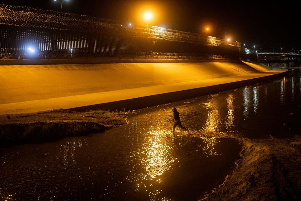 ¡No te vayas!: el desgarrador grito de un niño abandonado en la frontera 