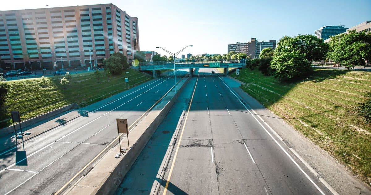 La Interestatal 375 en Detroit, Michigan, es una barrera de concreto entre los vecindarios del Riverfront, Greektown, Eastern Market y el distrito del estadio. Su presencia ha afectado negativamente a vecinos afroestadounidenses.