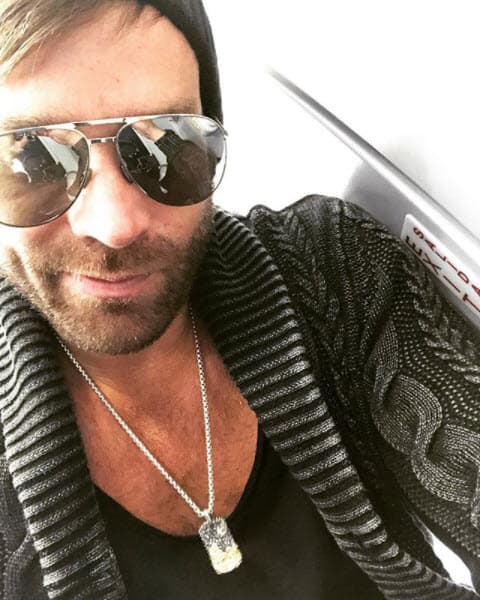 El anuncio lo hicieron para aclarar su situación sentimental "ante versiones falsas y maliciosas", pues ese mismo día la revista TVNotas publicó que, supuestamente, 
<b>Geraldine le fue infiel con el modelo y presentador Jaime Mayol</b> durante un viaje de trabajo a República Dominicana.
<br>