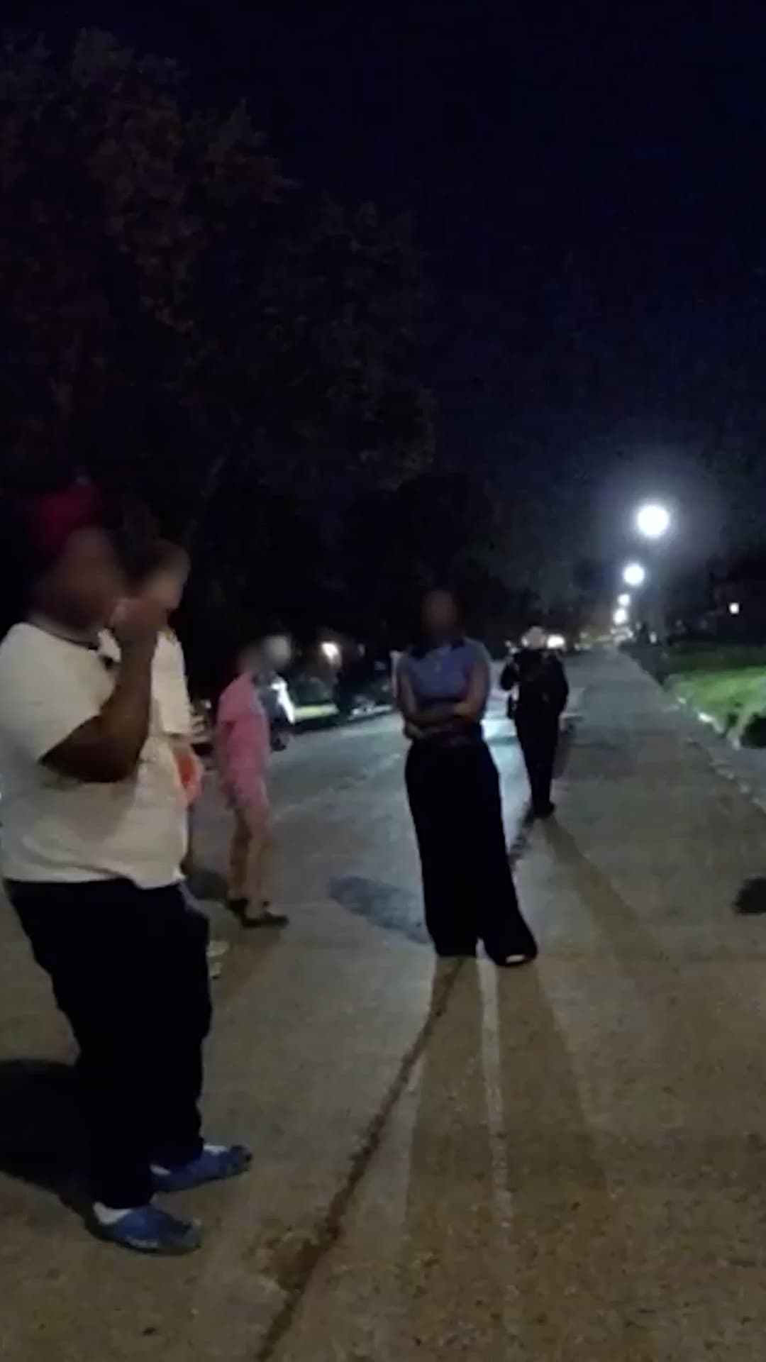 Policías atienden una queja por ruido en Fargo y terminan jugando fútbol americano con niños