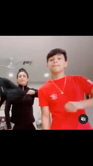 "Sí,
<b>le regalé boletos para ver al 'Conejo Malo'</b>", dijo refiriéndose al cantante Bad Bunny, según citó el portal de la revista People en Español.
<br>