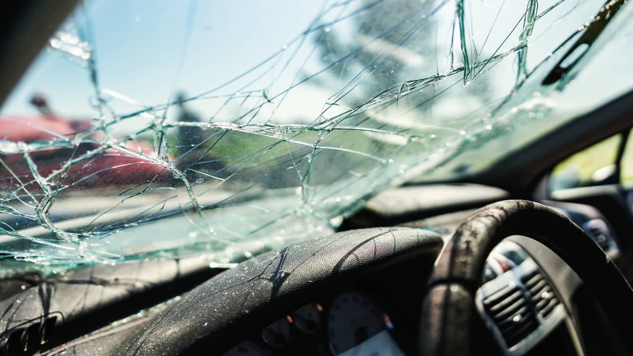 Una camioneta con 12 personas se estrelló en la US191 en Pearce: Tres muertos y nueve heridos