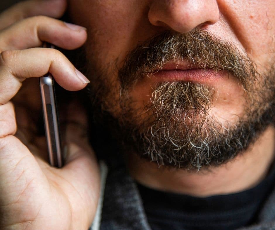 <b>Ante una amenaza telefónica</b>, mantén la calma y evita colgar. Trata de mantener en la línea a la persona el mayor tiempo posible para determinar si la amenaza es real o no y si tú u otras personas corren peligro. De ser posible, pide a otras personas que escuchen la llamada y que llamen a la policía.
<br>