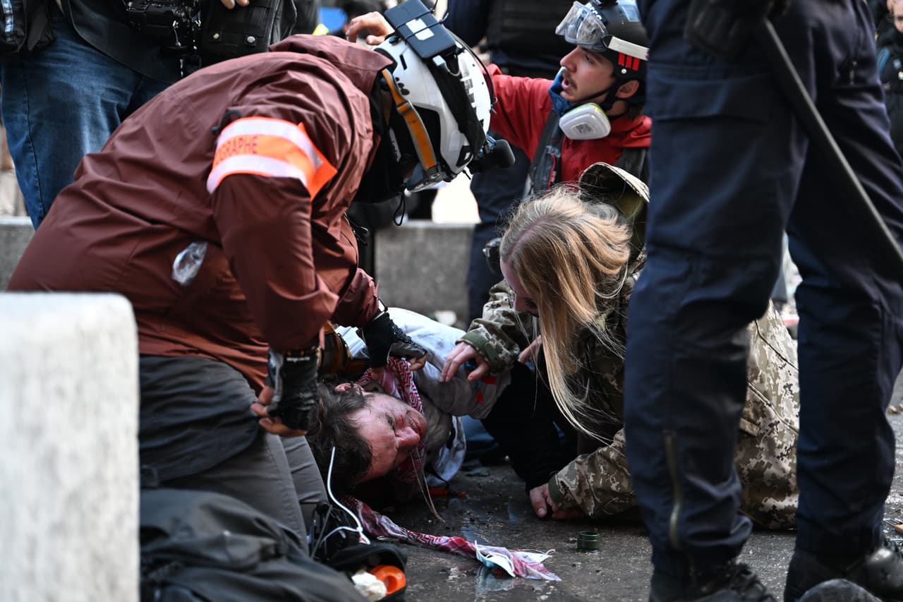 Un fotógrafo yace herido durante una manifestación contra el aumento del costo de vida, sumándose a las quejas de los estudiantes, en París, el sábado 17 de octubre de 2026.