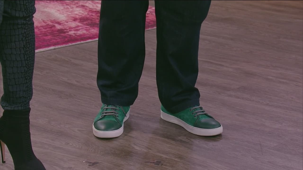 Raúl confesó que eran un regalo que su manager le dio en Navidad, además de que le gusta cambiar los colores de sus zapatos: "De los pocos regalos que recibo, de verdad", dijo el presentador.