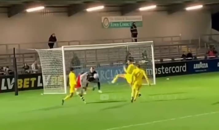 Marcelo Flores participa con gol ante Liverpool en la Premier League 2