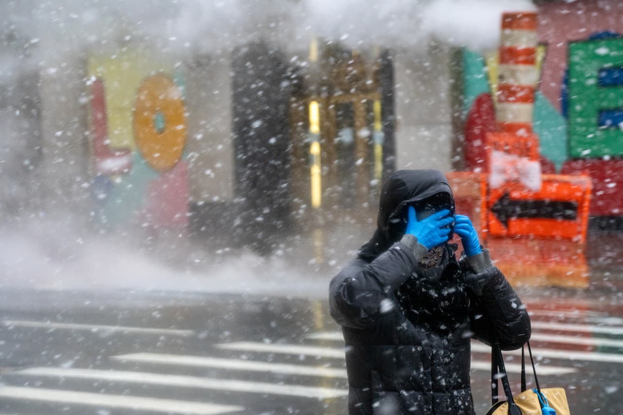 Los especialistas recomiendan buscar atención médica en caso de que se experimenten síntomas de congelación o dolor en las manos, cara, nariz u orejas debido a las bajas temperaturas.