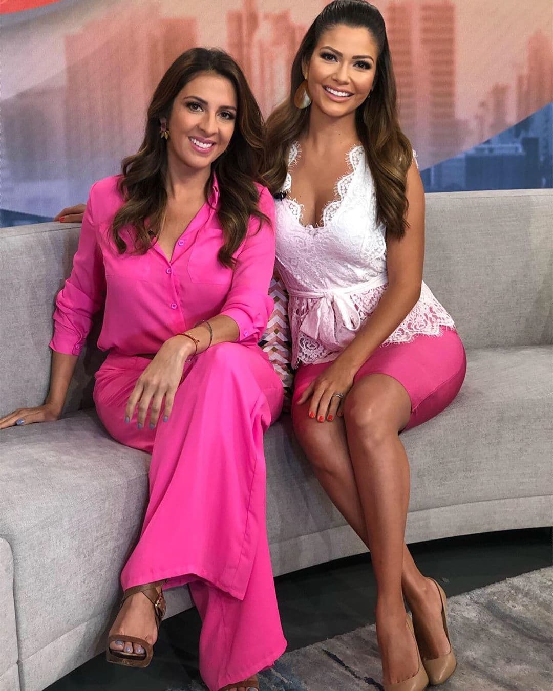 Maity y Ana vistieron el mismo tono de rosa vibrante y en el calzado decidieron utilizar tonos neutrales como el beige y el café, gracias a ellos lograron una palomita en su atuendo.
<br>