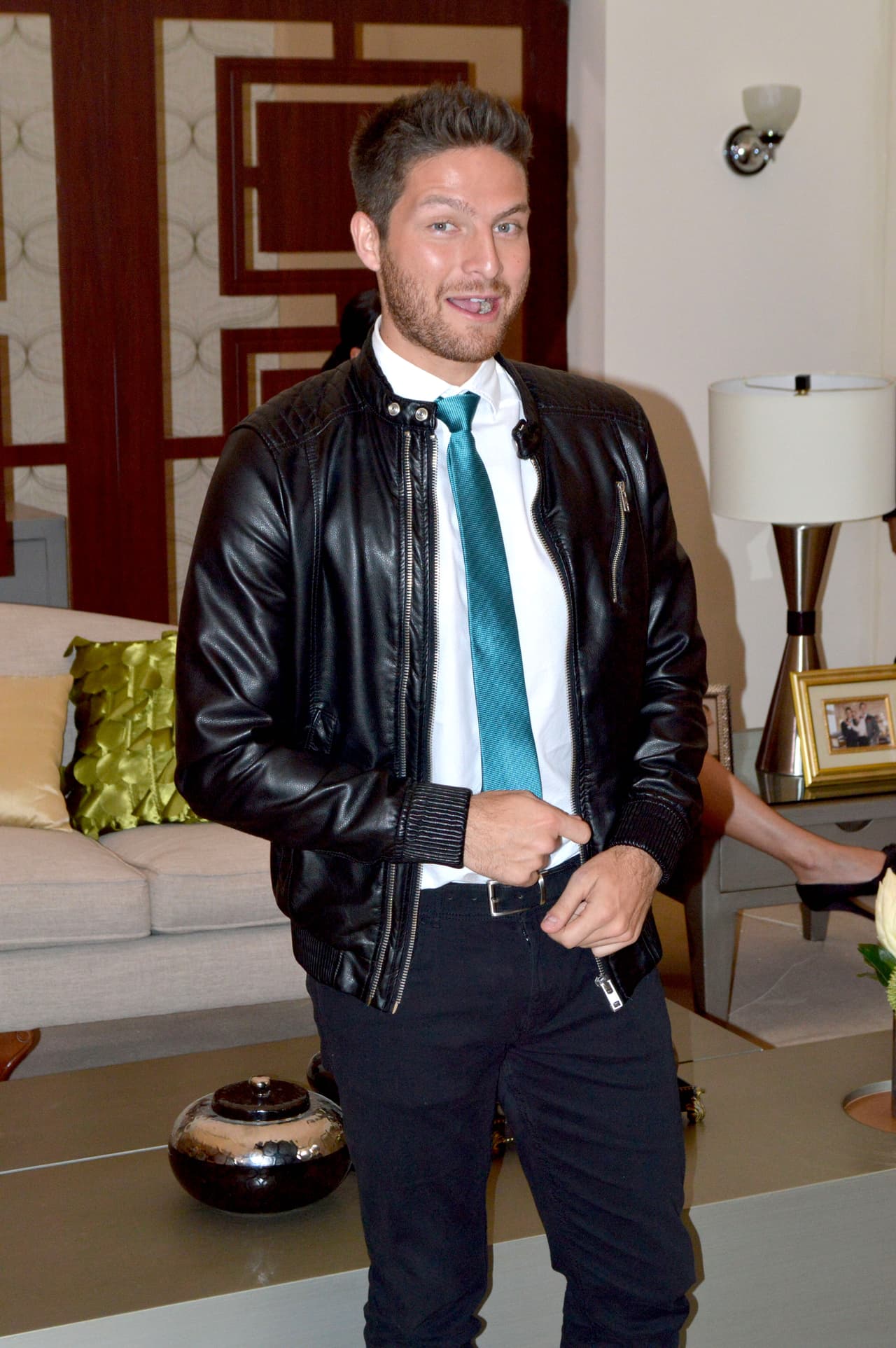 Eddy Vilard interpreta a Alejandro de Toledo y Mondragón (Alex), es hijo de Augusto. A diferencia de su padre, es reservado y de poco carácter. Gracias a su esencia, logra tener una gran conexión con Alicia ‘Lichita’. 
<br>