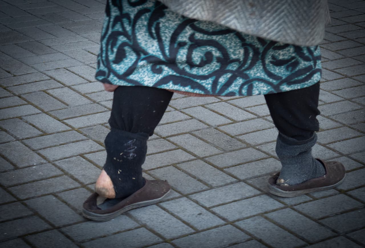 Una anciana campesina de Mariupol huyó de la ciudad asediada en zapatillas y con las medias agujereadas.