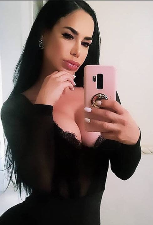 "
<b>Quería mostrarme tal cual soy</b>, no me importaba si veían mis cicatrices o mi celulitis o mi piel de mujer de 42 años", contó, "soy una mujer real como cualquiera, quería que me vieran como soy, sin retoques o Photoshop, mi esencia, porque a mi cuerpo ya lo han visto". 
<br>