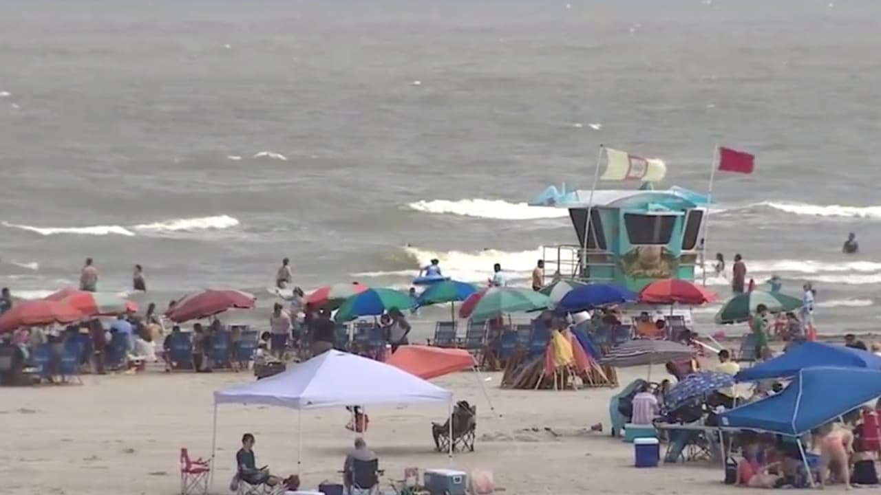 Rescatan a seis bañistas y ayudan a 21 niños perdidos por las corrientes de agua en playas de Galveston