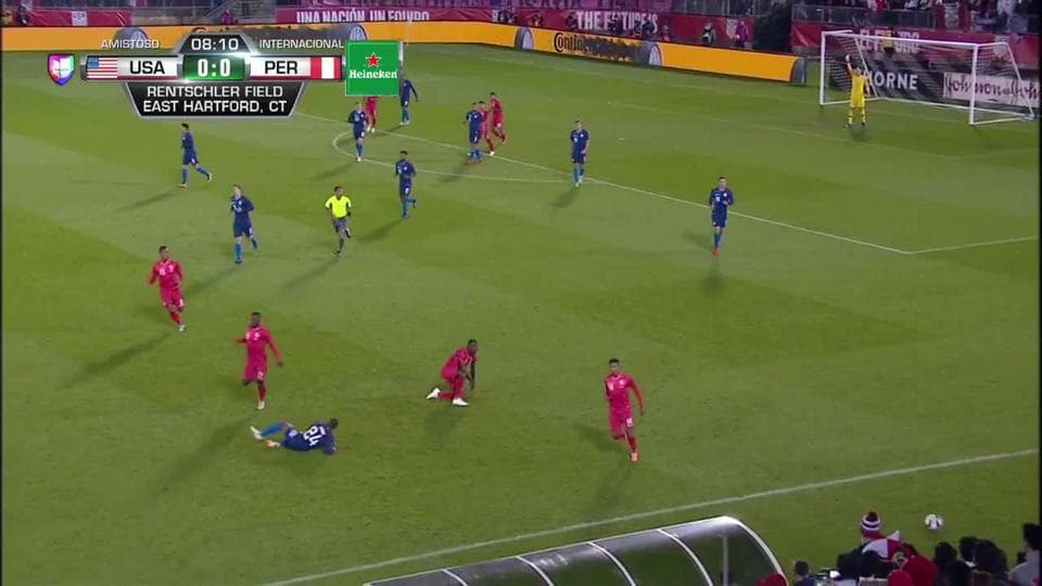 Aaron Long despeja el balón y aleja el peligro