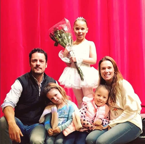 Mike Biaggio, además de continuar con su carrera actoral en telenovelas y series, formó una linda familia junto a la actriz Gloria Sierra, con quien ya tiene tres hijas.