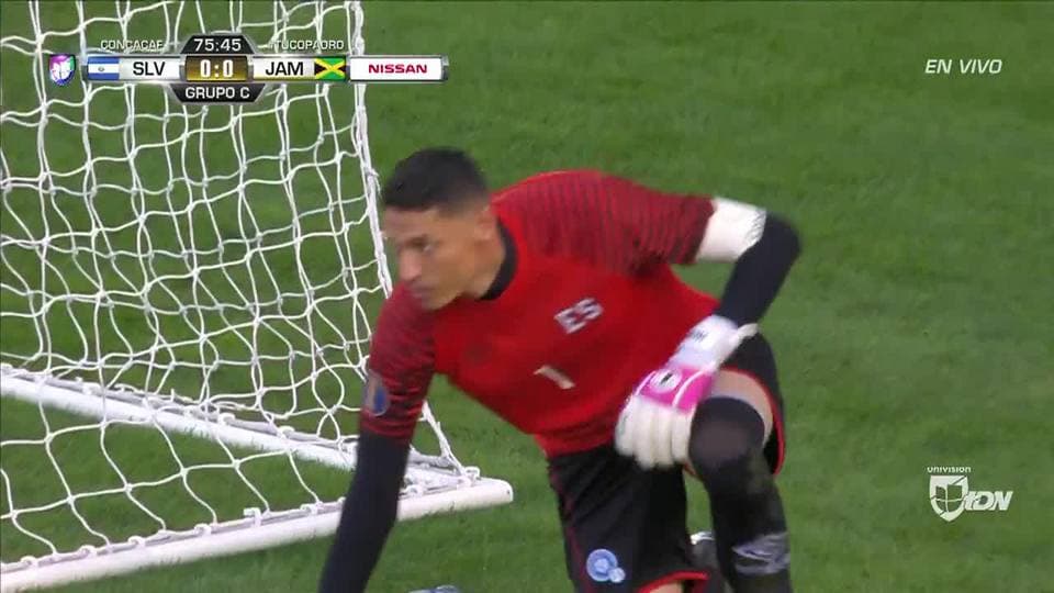 Nelson Bonilla despeja el balón y aleja el peligro