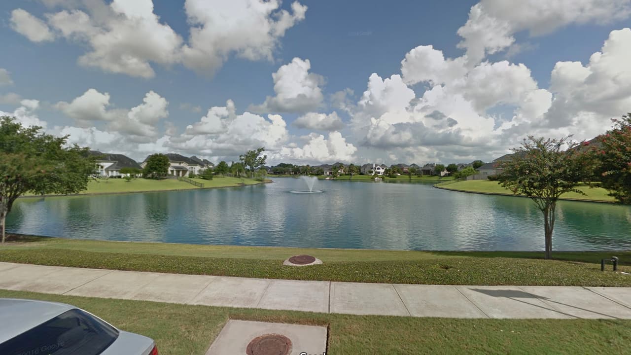 Muere una conductora que sumergió su vehículo en un lago al suroeste de Houston
