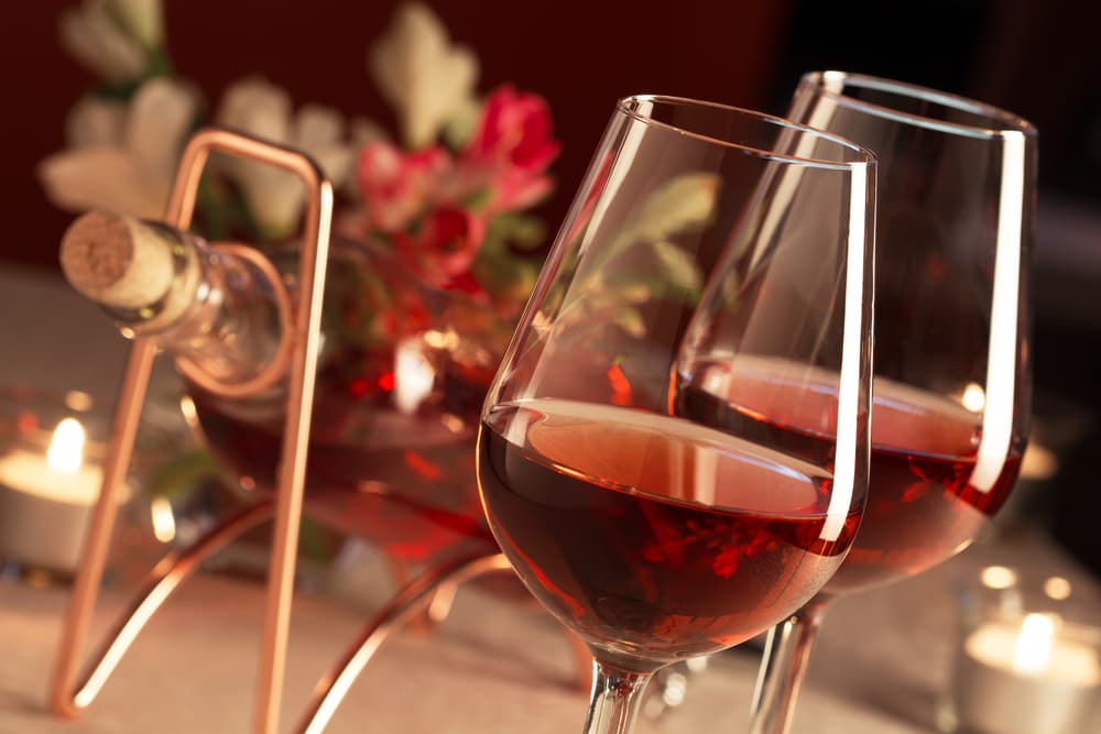 <b>Cáncer</b>
<br>El Sauvignon Blanc y Cabernet Sauvignon o un “rosé” delicado que evoque aromas de hogar, y por supuesto el buen tinto para la mesa porque Cáncer es el gourmet por excelencia ¿qué tal un Malbec? Asimismo los vinos dulces naturales o “de postre” y los vermuts.