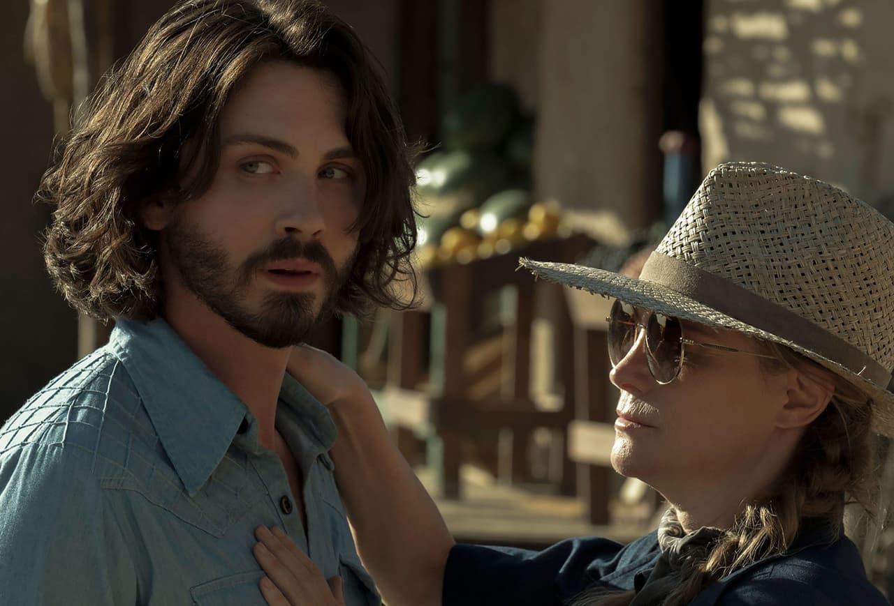 Logan Lerman en la serie 'Hunters'.