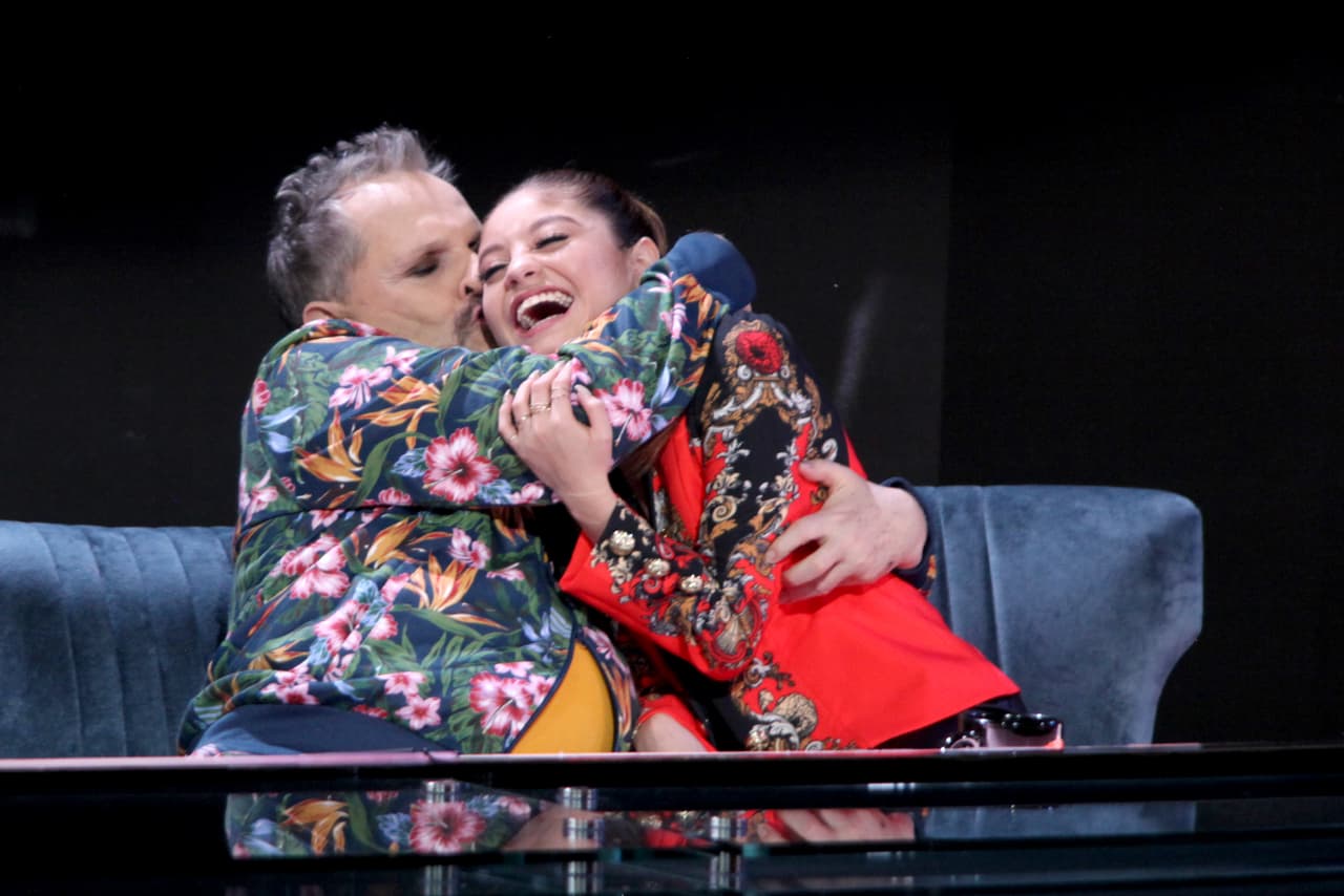 La llamada 'Jueza de hierro' lucía tan bien, que Miguel Bosé no dudó en comérsela a besos.