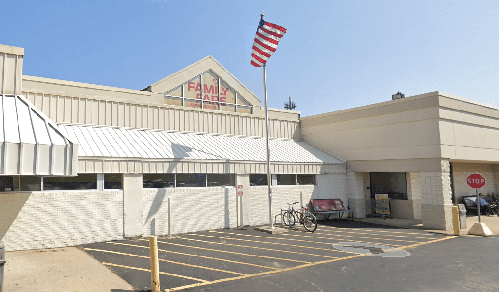 Descubren a una mujer viviendo en el letrero de un supermercado Family Fare de Michigan