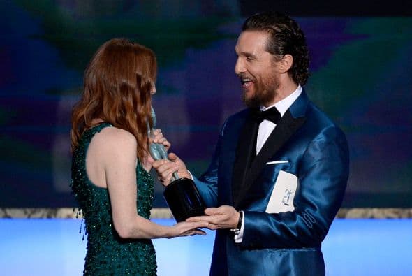Matthew entregándole su SAG Award a Julianne.
