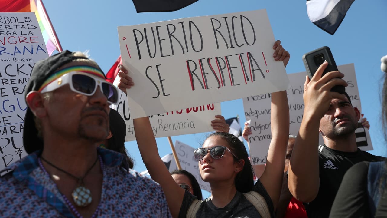 Al grito de "Ricky, renuncia" miles marchan en Puerto Rico en repudio al escándalo del chat del gobernador Rosselló