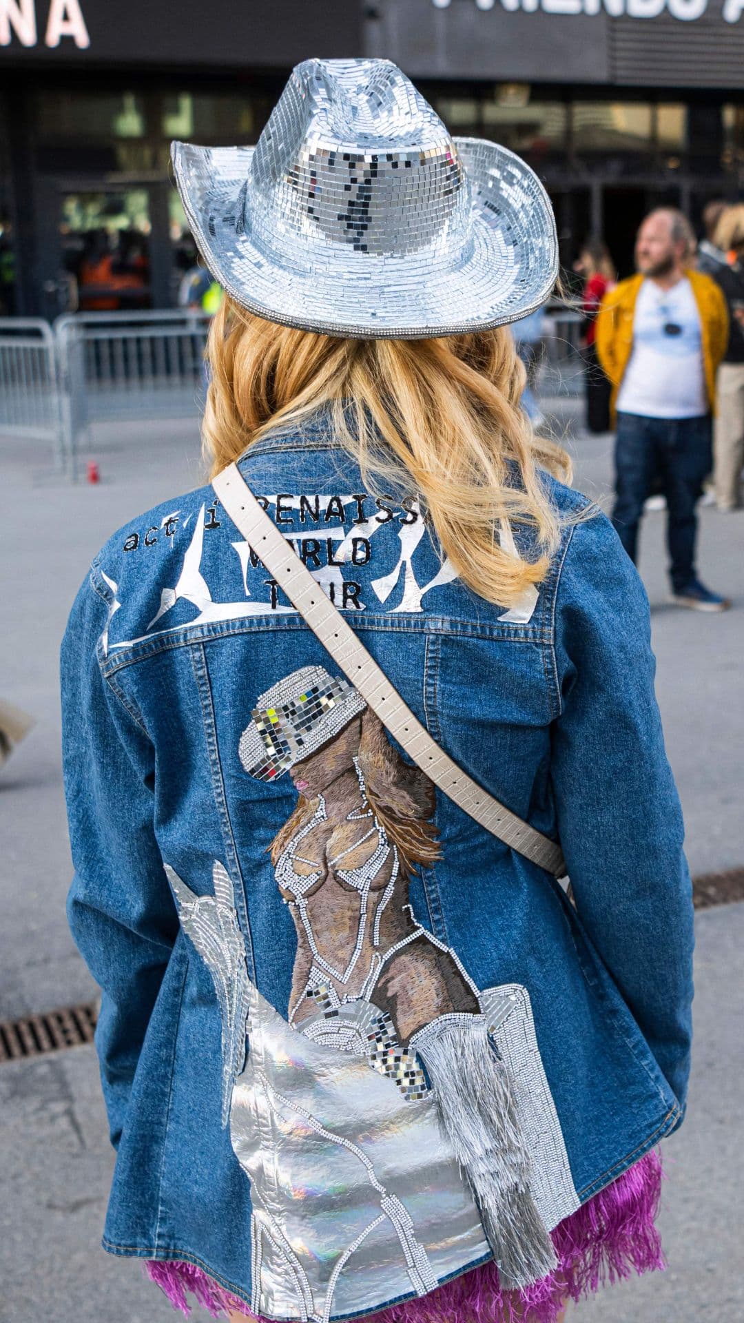 En la zona donde estaban los fans había muchos vendedores ambulantes que tenían la esperanza de conseguir buenas ventas.
<br>